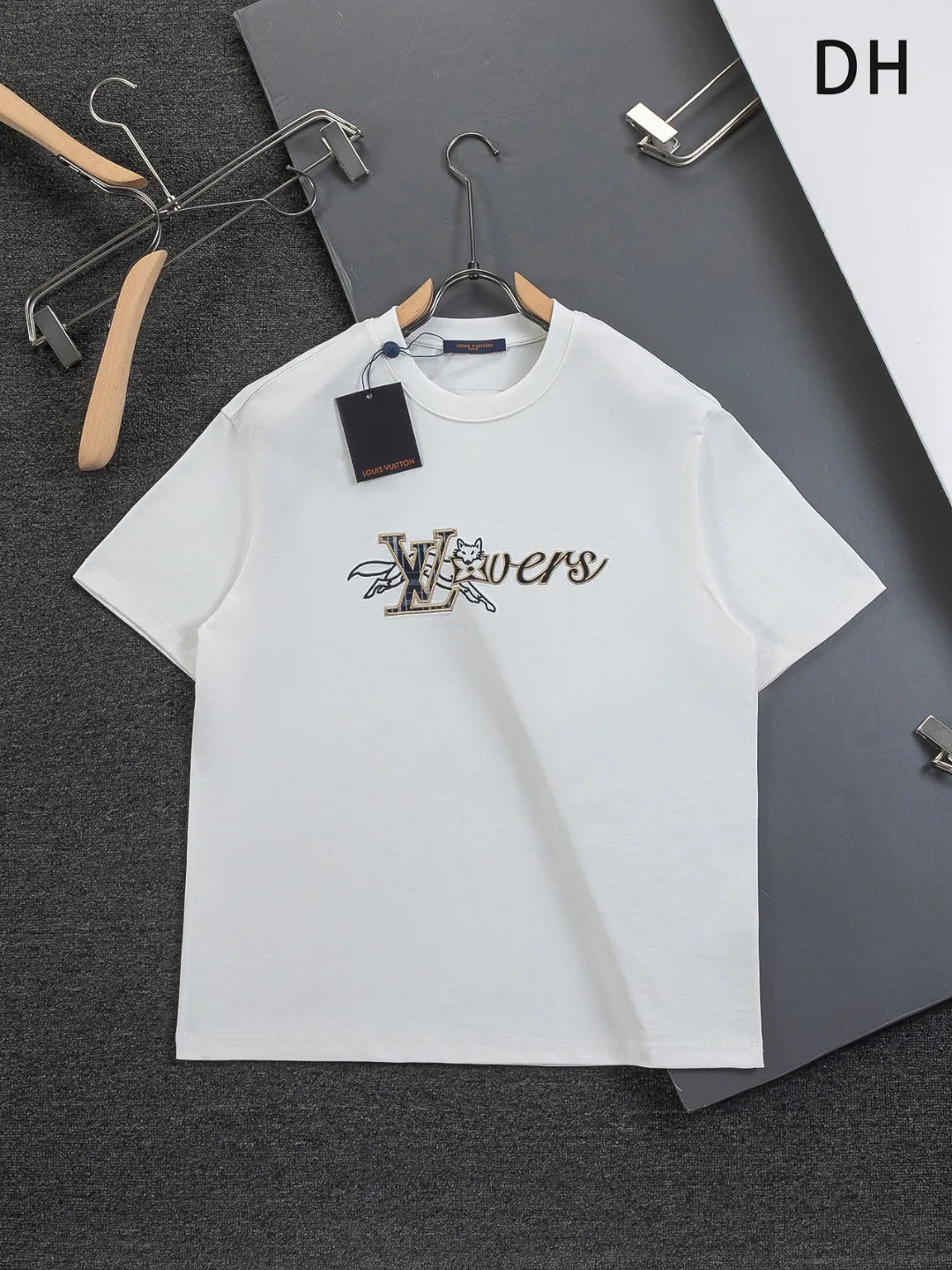 🅿️190 Louis Vuitton Louis Vuitton 1V LV LV slightly wide version S-XL LV 26ss new products are available at counters simultaneously. Multiple craftsmanship. Embroidery of civet 🦊 letters on the chest. Round neck short-sleeved T-shirt, same style for men and women! Consigned to one-to-one creation. Synchronized with the official website, pure cotton fabrics at the counter! It is close to the skin and comfortable, durable and easy to wear. It has a classic and simple logo design and meticulous original craftsmanship. Short-sleeves, a must-have item for men, do not appear to be the same for the general public, but must be unique and eye-catching. This LV short-sleeve is all about quality, comfort, the same shape and fashion as always, including fabrics and cutting techniques. All of them have been made with great effort! 320 grams of washed pure cotton fabric, pure cotton is breathable, very refreshing and comfortable for daily wear. The rib knitting on the neckline is smooth and tight, and the neckline will not be skewed if you toss it at will. The loose version, you will find that it looks really good on the upper body. The overall is minimalist and neat, super versatile for daily use! Pair it casually with a pair of pants for a youthful look. A T-shirt will make your outfit crazy. It is a fashionable item that can never go wrong! Color: Black White Size: S-XL Size chart: S: Shoulder width 50-Bust 56-Length 70 M: Shoulder width 52-Bust 57-Length 72 L: Shoulder width 54-Bust 59-Length 74 XL: Shoulder width 56-Bust 62-Length 76